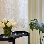 Guesthost - Brera Exclusive And